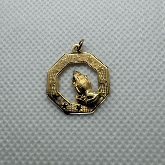 14k Yellow Gold Charm Praying Hands Pendant Pray Stars Religious 1.66 grams